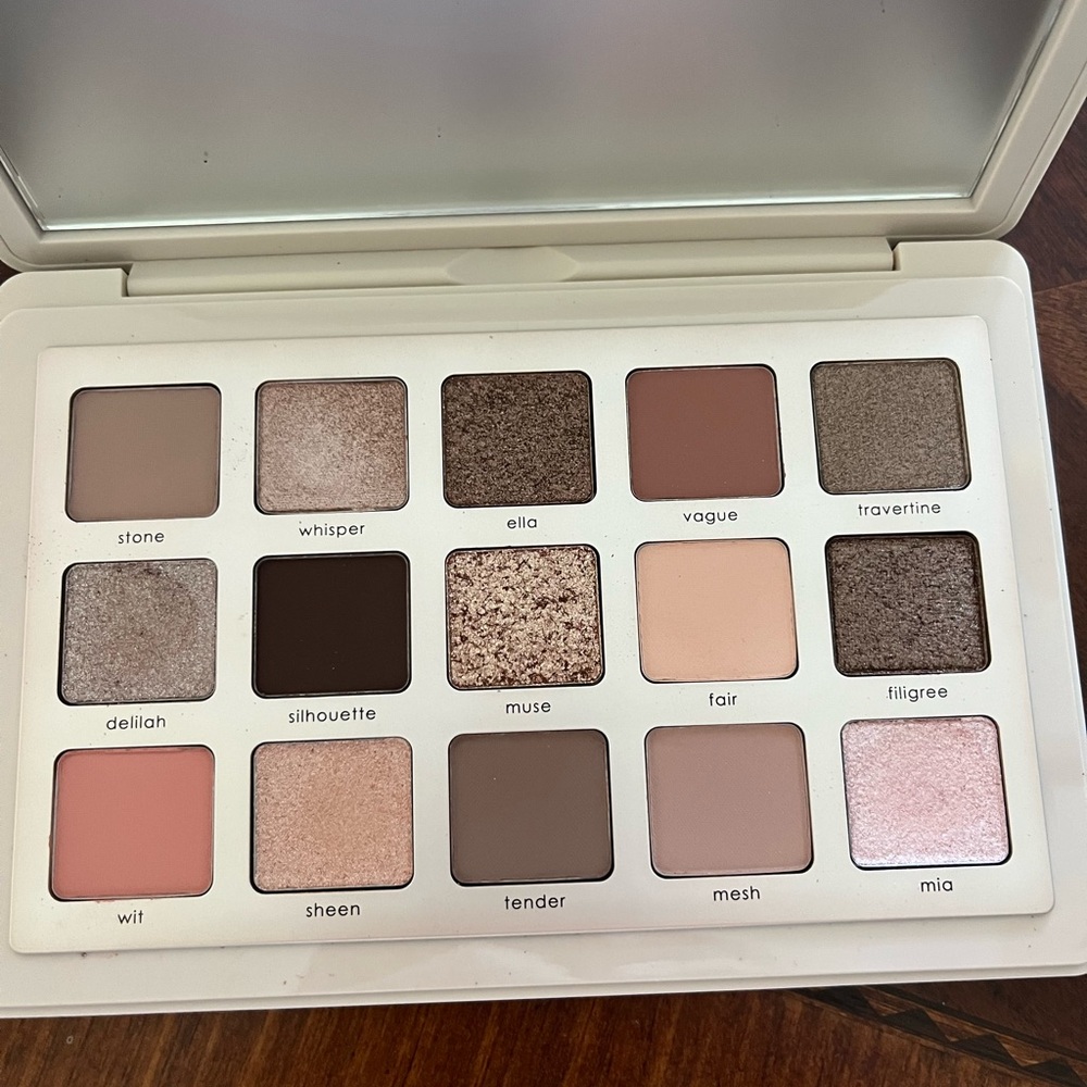 Nearly NEW, in box, I Need A Nude Palette by Natasha Denona.